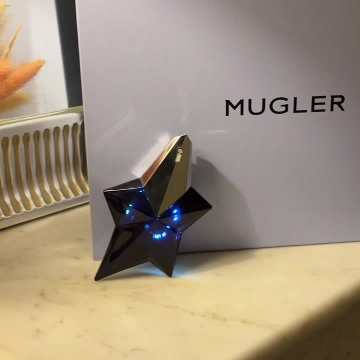 Flacon Angel Elixir devant son coffret, photographié par une ambassadrice