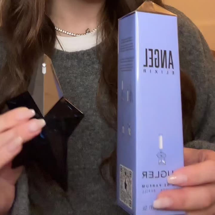 Flacon Angel Elixir et l’étui de sa recharge présentés par une ambassadrice