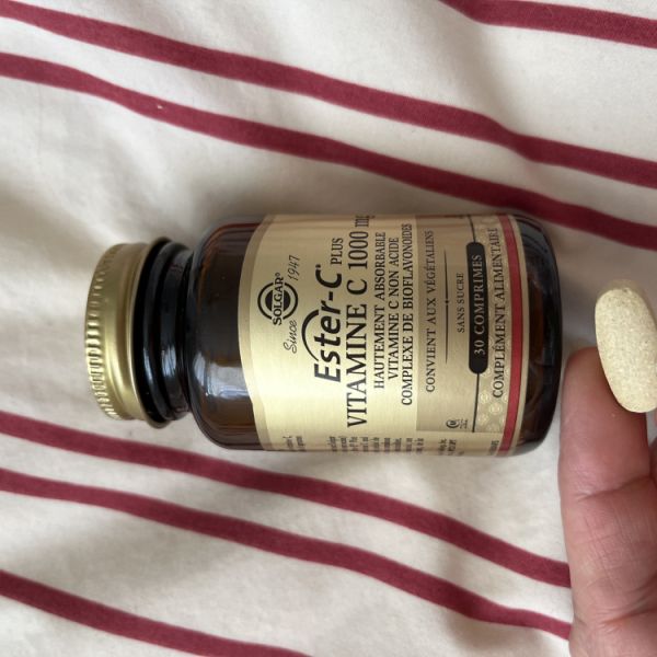 Flacon Solgar Ester-C® 1000 mg photographié par un ambassadeur pour illustrer son avis