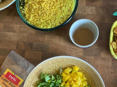 Bols de riz au curry Espig et légumes préparés par une ambassadrice