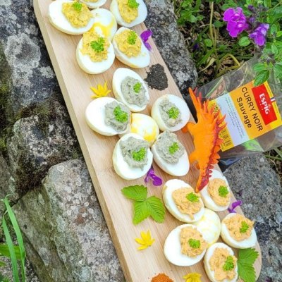 Œufs mimosa au curry Espig dressés sur une planche par une ambassadrice