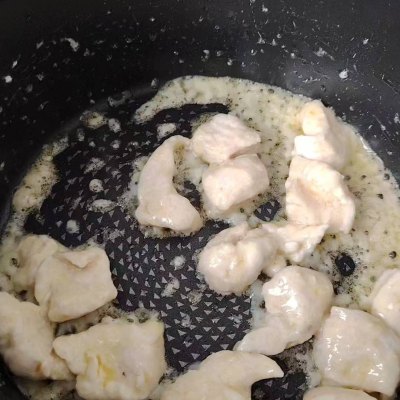 Morceaux de poulet saisis à la poêle avec un mélange Espig, photographiés par une ambassadrice