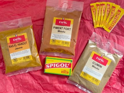Doses de Spigol et sachets d'épices Espig posés sur une nappe, photographiés par une ambassadrice