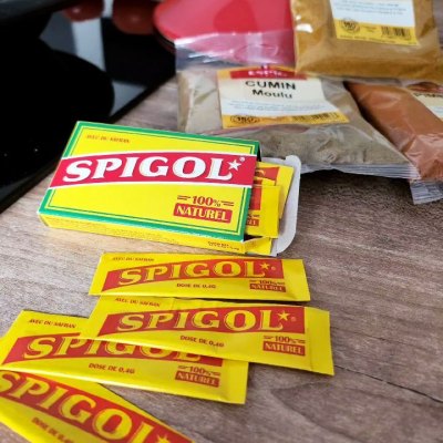 Doses de Spigol étalées sur un plan de travail par une ambassadrice