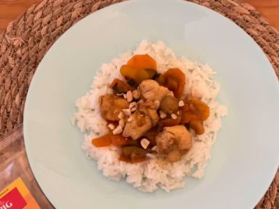 Poulet à la thaï sur du riz, cuisiné par une ambassadrice avec les épices Espig