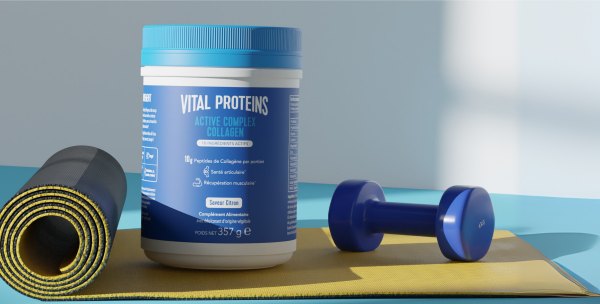 Pot d'Active Complex Collagen de Vital Proteins posé sur un tapis de sport, à côté d'un haltère