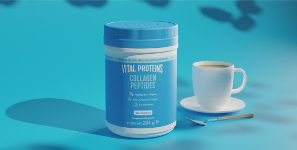 Pot de Collagen Peptides de Vital Proteins à côté d'une tasse de café