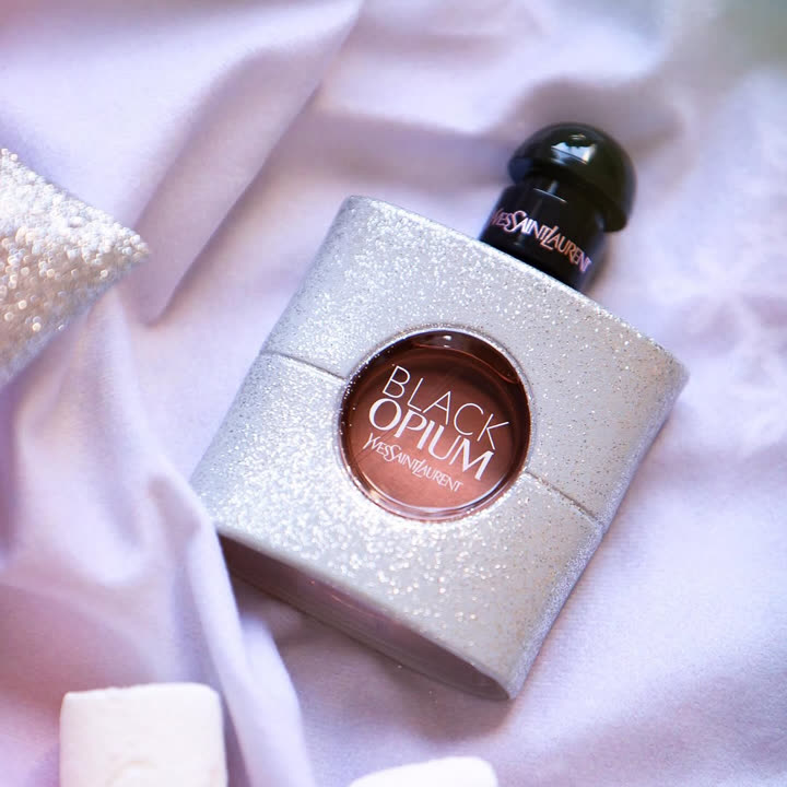 Flacon Black Opium Glitter photographié par une ambassadrice
