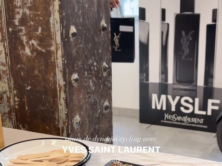 Séance privée MYSLF dans un studio de vélo en salle : le présentoir du parfum photographié par une ambassadrice