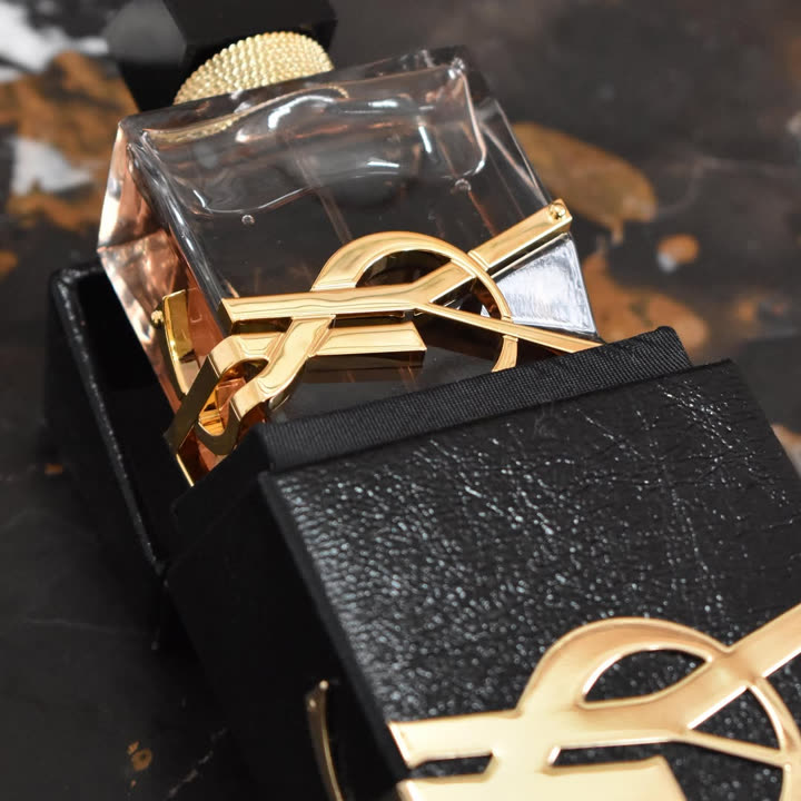 Flacon Libre Flowers & Flames sortant de son coffret, photographié par une ambassadrice