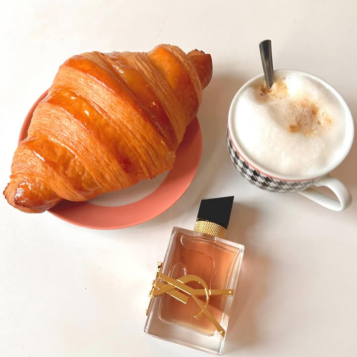 Libre Flowers & Flames posé près d’un café et d’un croissant, photographié par une ambassadrice