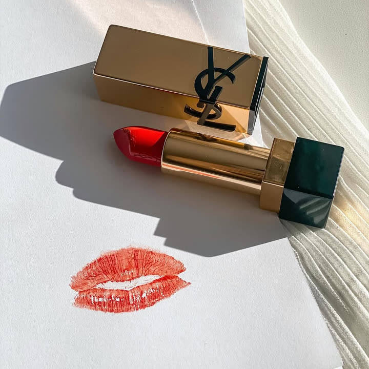 Rouge à lèvres Rouge Pur Couture photographié par une ambassadrice