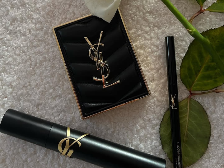 Palette Couture Mini Clutch, mascara Lash Clash et Crushliner photographiés par une ambassadrice